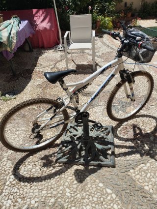 Bicicleta de montaña blanca con cesta