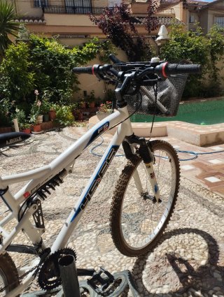 Bicicleta de montaña blanca con cesta
