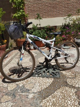 Bicicleta de montaña blanca con cesta