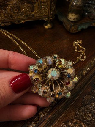 Collana placcata oro pendente spilla cristalli