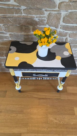 Mobiletto eclettico in legno