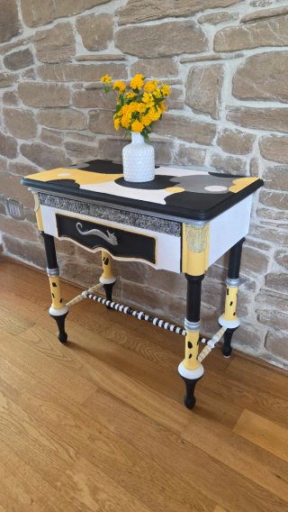 Mobiletto eclettico in legno