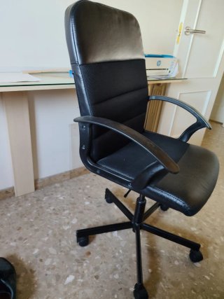 Silla de oficina ergonómica negra