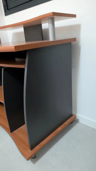 Mesa de ordenador con ruedas