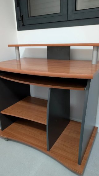 Mesa de ordenador con ruedas