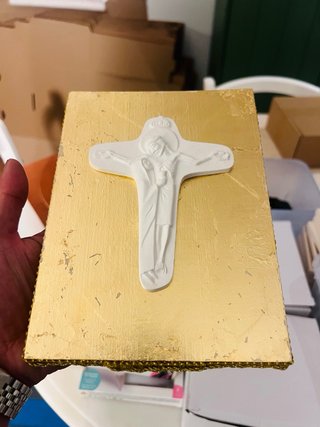Placa Dourada Com Crucifixo - Feito à mão