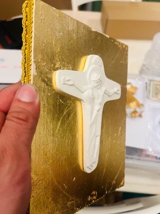Placa Dourada Com Crucifixo - Feito à mão