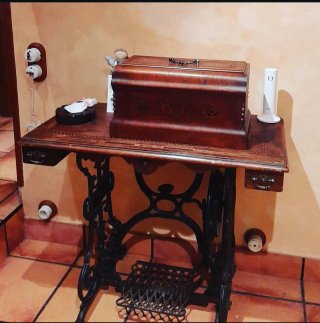 Máquina de coser antigua de madera y metal