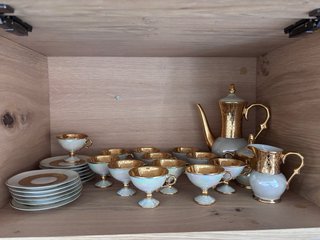 Juego de té/café porcelana y metal dorado