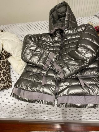 Parka gris brillante con capucha