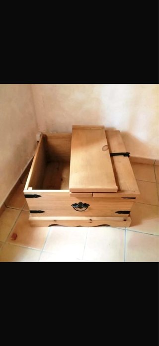 Baúl de madera con herrajes