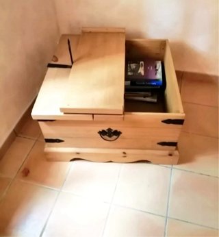 Baúl de madera con herrajes