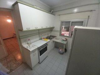 Mueble de cocina blanco y verde