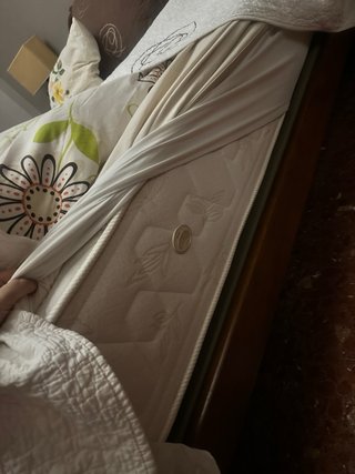 Estructura de cama de madera y colchon