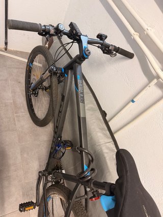 Bicicleta de montaña negra