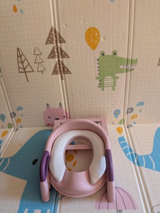 Asiento reductor para bebé con escalón