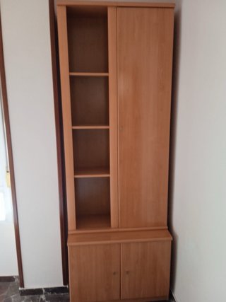 Armario de madera color miel