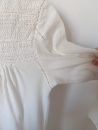 Camiseta blanca con detalles bordados