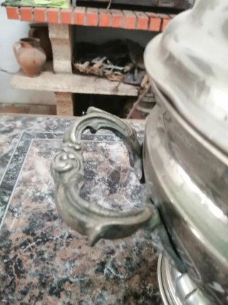Terrina antiga em metal com tampa