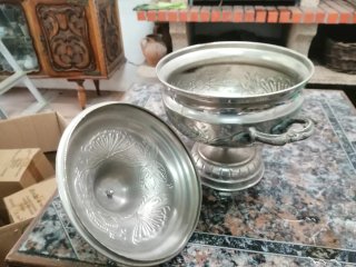 Terrina antiga em metal com tampa