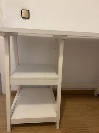 Escritorio blanco con estanterías
