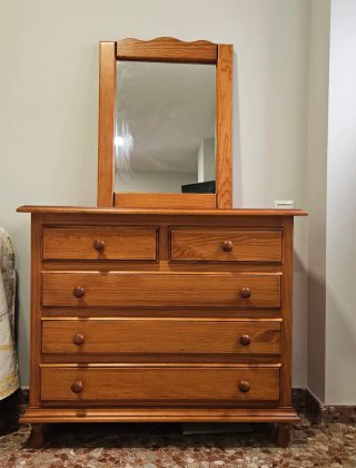 Peinadora de madera con espejo