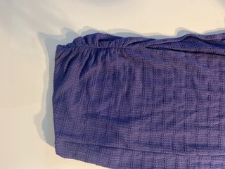 Falda morada con abertura lateral.