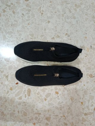 Calzado deportivo negro tacón