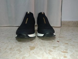Calzado deportivo negro tacón