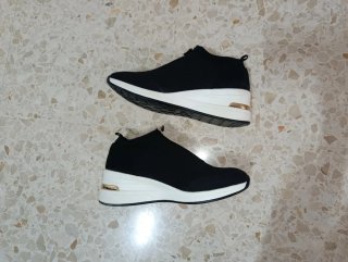 Calzado deportivo negro tacón