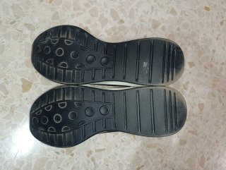 Calzado deportivo negro tacón
