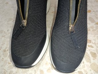 Calzado deportivo negro tacón