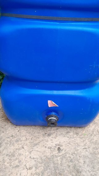 Bidón de agua azul 1000L  y bomba