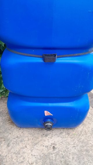 Bidón de agua azul 1000L  y bomba