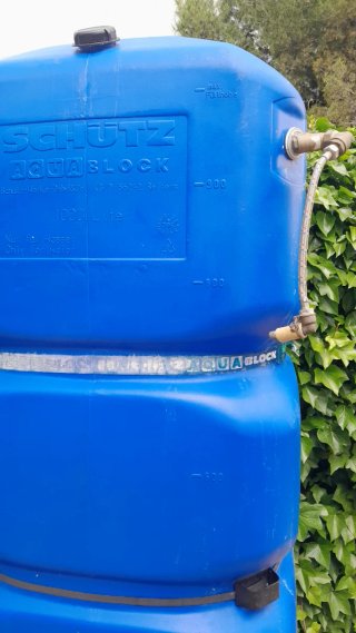 Bidón de agua azul 1000L  y bomba