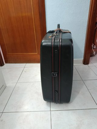 Maleta de viaje negra, con ruedas