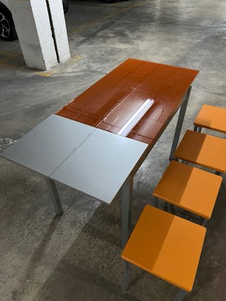 MESA EXTENSIBLE + 4 TABURETES