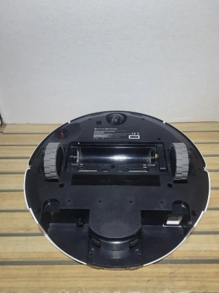 Robot aspirador ECOVACS DEEBOT N20 y un cargador