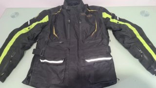 Chaqueta de moto negra con detalles