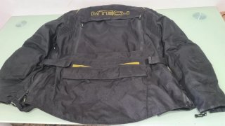 Chaqueta de moto negra con detalles