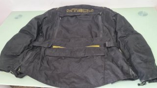 Chaqueta de moto negra con detalles