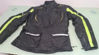 Chaqueta de moto negra con detalles