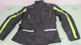 Chaqueta de moto negra con detalles