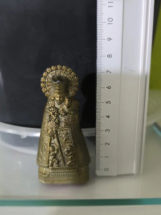 Virgen de metal dorada