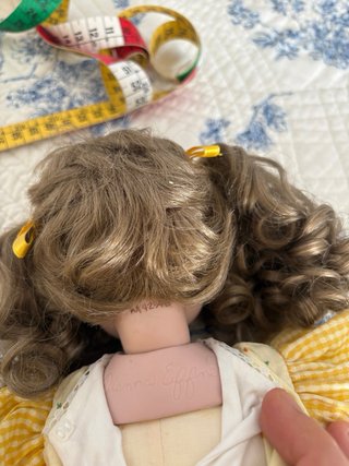 Muñeca de porcelana con vestido amarillo
