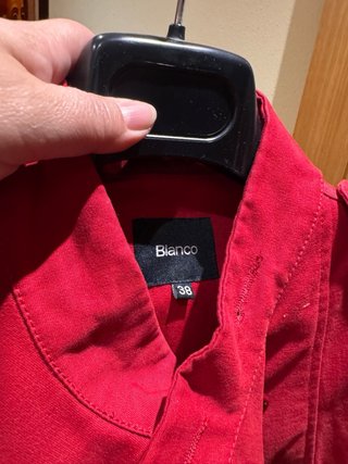 Camisa roja con cinturón