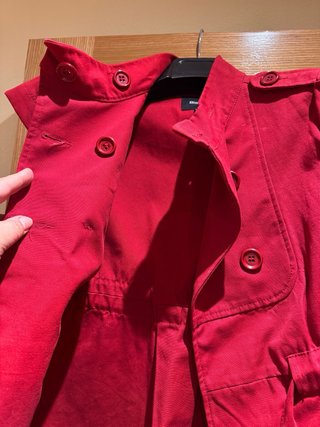 Camisa roja con cinturón