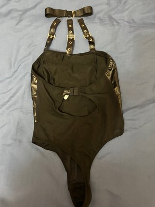 Body gótico con tiras y hebillas