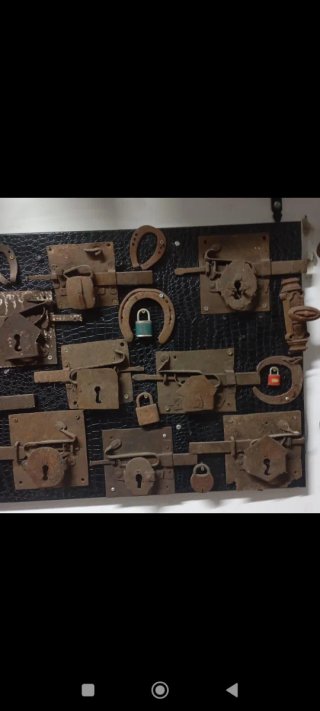 Cuadro de cerraduras y llaves antiguas