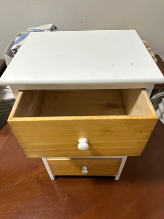 Mueble cajonera de madera con 3 cajones